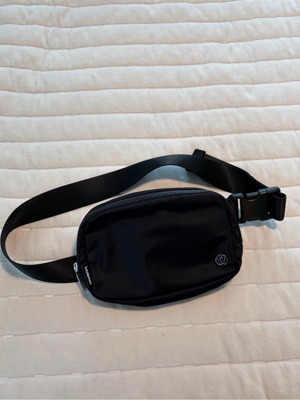 Lululemon Everywhere Belt Bag - Picture 2 of 4